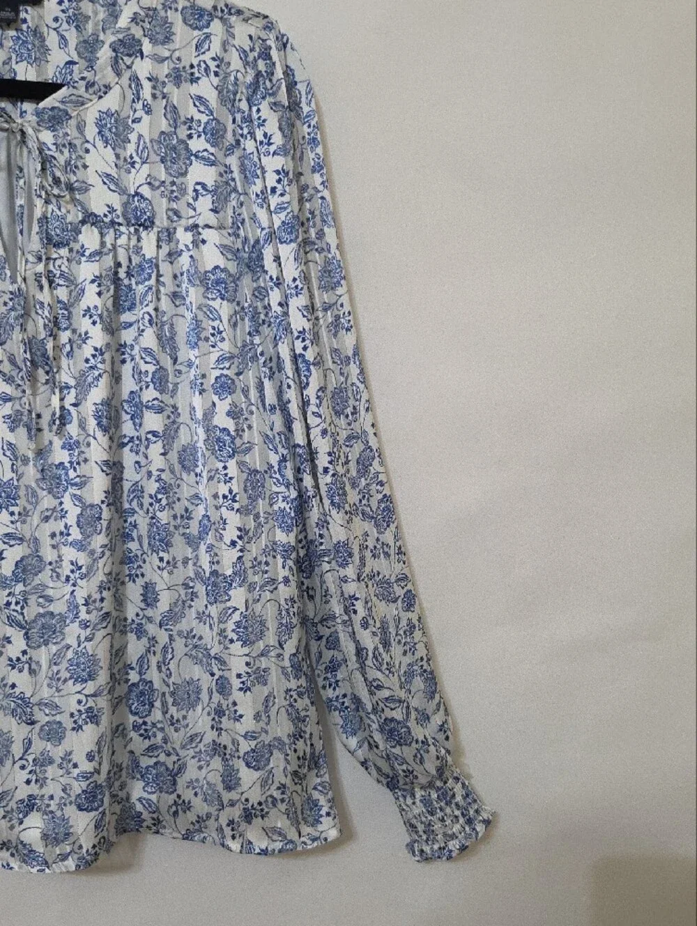 Tamara H White and Blue Floral Tie-Neck Polyester Long Sleeve Blouse - Size Lg - Picture 5 of 12